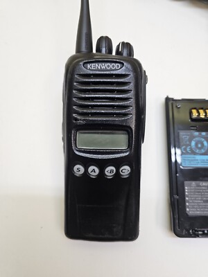 Kenwood TK-3180-K2 400-470 MHz UHF Two Way Radio w KSC-32 Charger