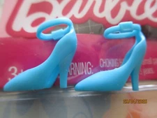 BARBIE DOLL / PAIR OF SHOES: BOOTS, PUMPS ....... (2925)