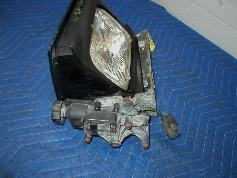 1982-1985 FIREBIRD TRANS AM GTA POWER HEADLIGHT + MOTOR POPUP ASSY.  DRIVER LEFT - Image 2 of 4