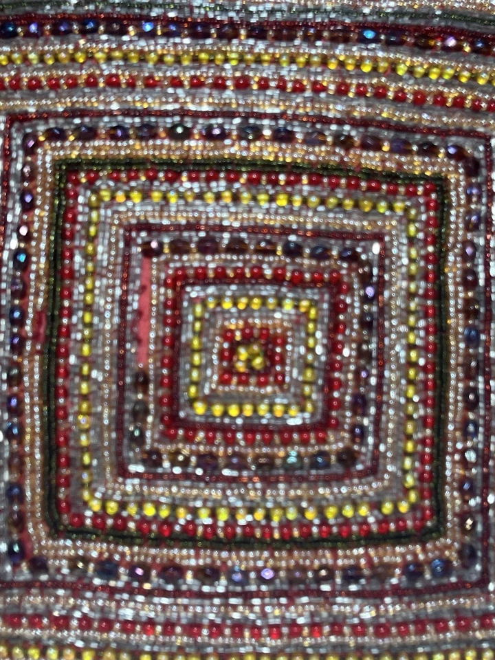 "Almohada con cuentas de vidrio ornamentada 12"" respaldo satinado rojo" Foto 3 de 4