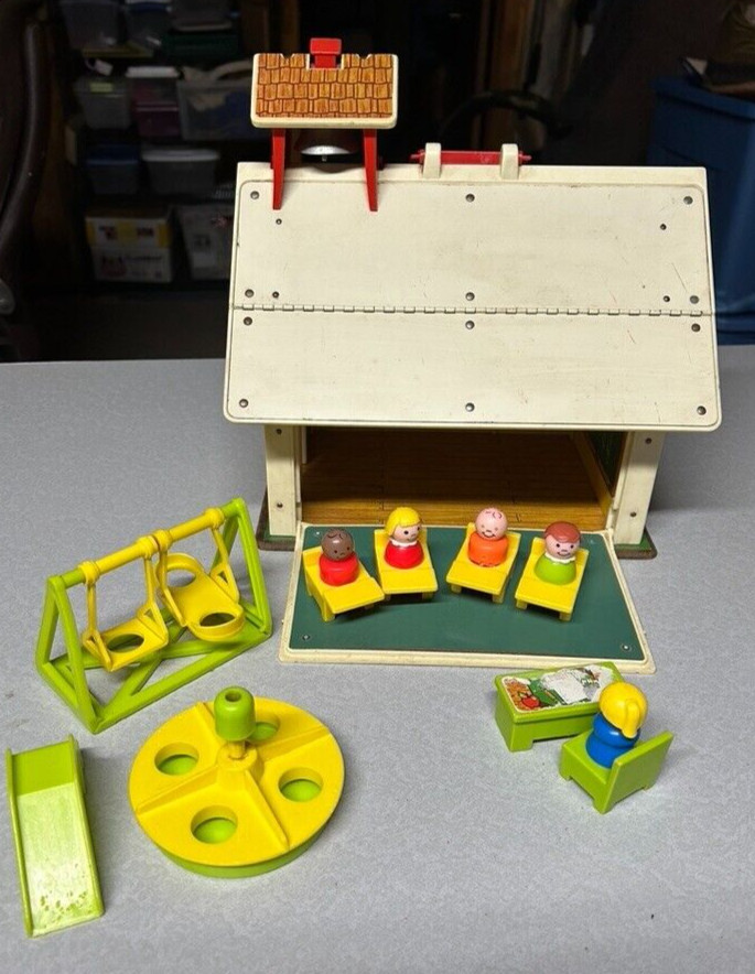 VTG Fisher Price 1971 Little People Play Family School House With