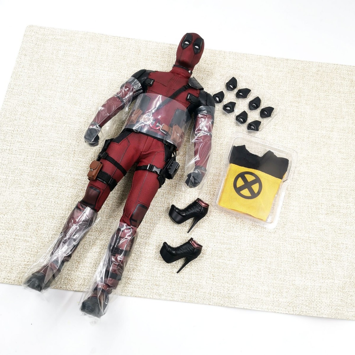 Hot Toys Deadpool Boots Shirt Body Figure HT MMS490 1/6 Hot Toys Deadpool Boots Shirt Body Figure HT MMS490 1/6