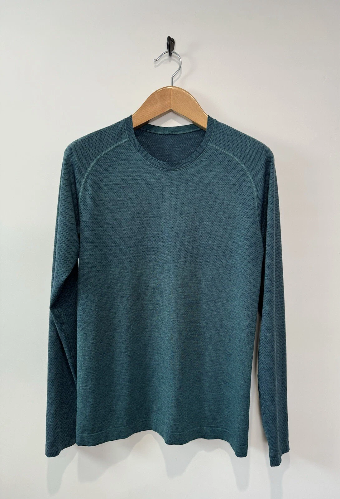 Lululemon Metal Vent Tech Long Sleeve Running Shirt Green - Size Medium