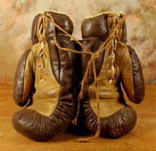Guantoni da boxe vintage in pelle Sykes. Antica coppia piena di paglia. Espositore sportivo.