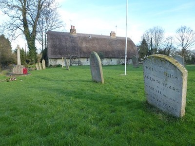 Foto A2 Reetdachhaus neben der Kirche, Kings Ripton um 2014