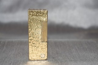 dunhill rollagas lighter gold. Bark pattern.