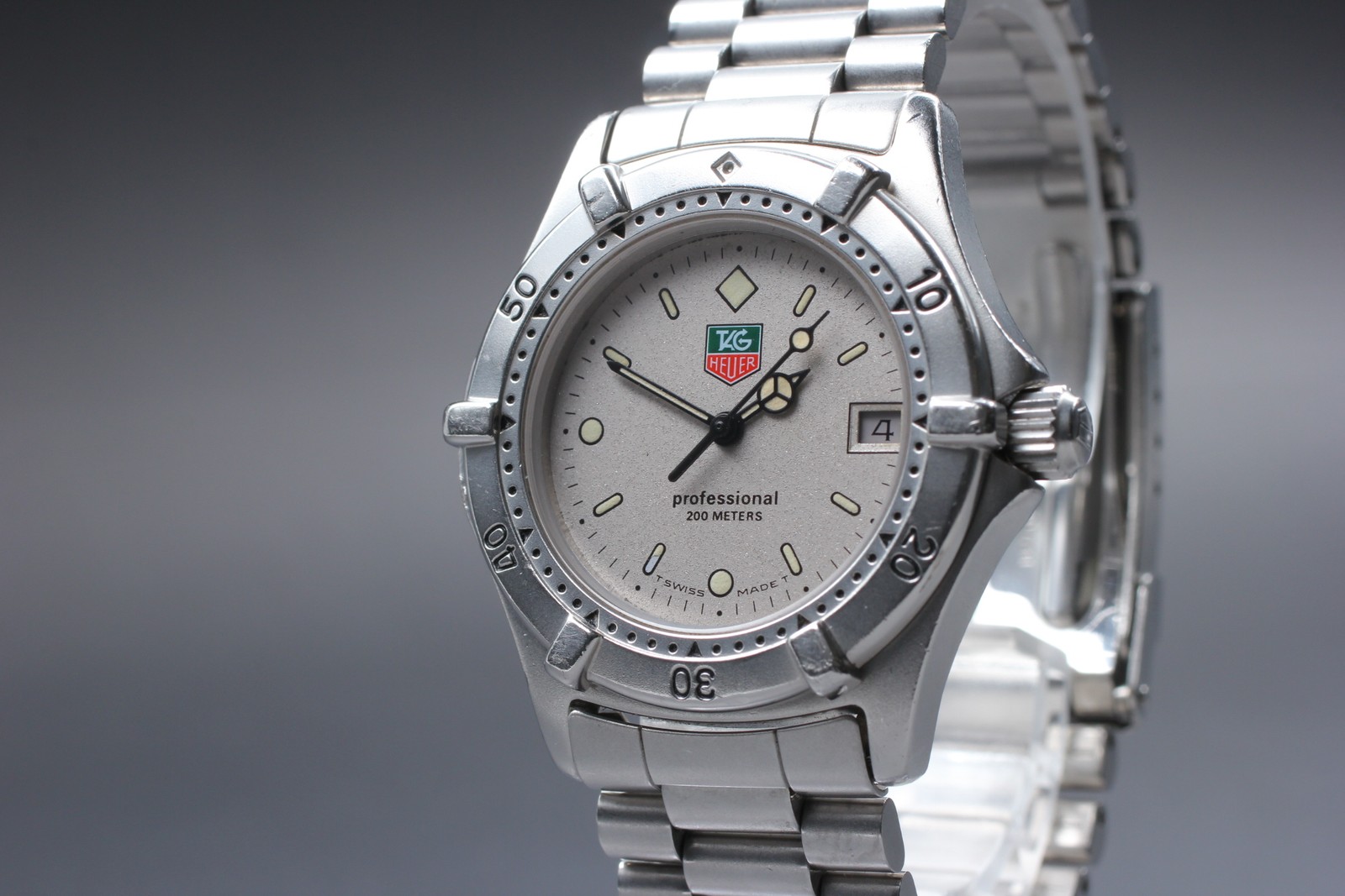 N MINT TAG Heuer Professional 2000 962.213-2 Silver 200m Quartz 36mm Men's Watch