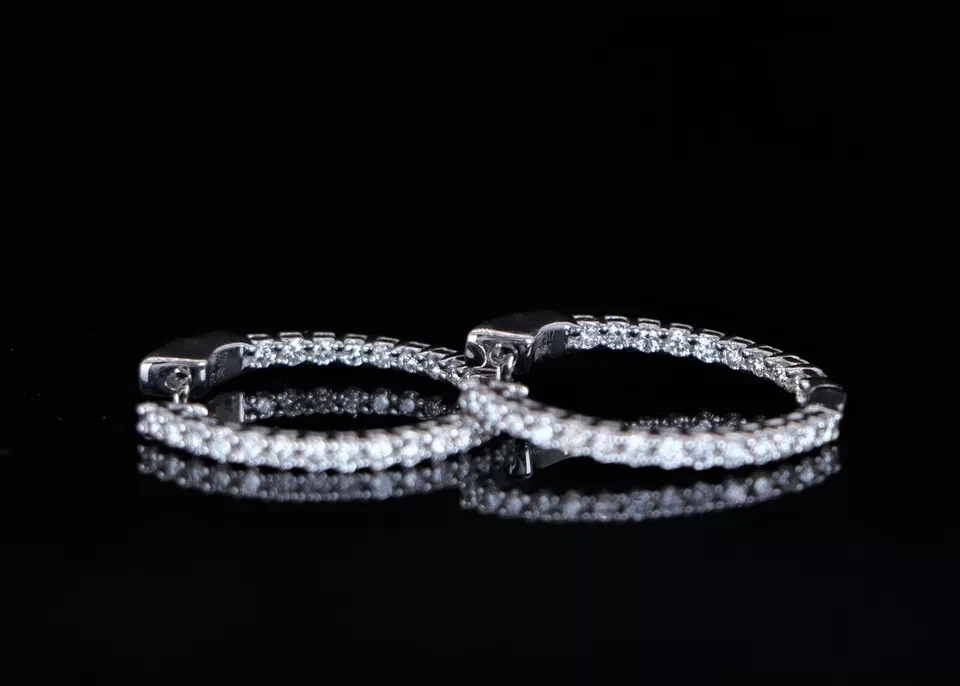 Aretes tipo argolla redondos con cierre a presión de diamantes de 0,80 quilates de adentro hacia afuera de oro blanco de 14 quilates de $3,450 Foto 2 de 4