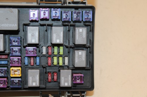 13 CARAVAN TOWN & COUNTRY TIPM FUSE RELAY POWER MODULE BOX 68163904AB - Picture 4 of 8