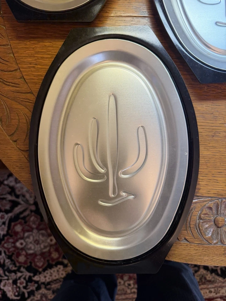 Juego de 2 platos de aluminio Nordic Ware Steak Fajita con soportes de bandeja Sizzler Foto 4 de 4