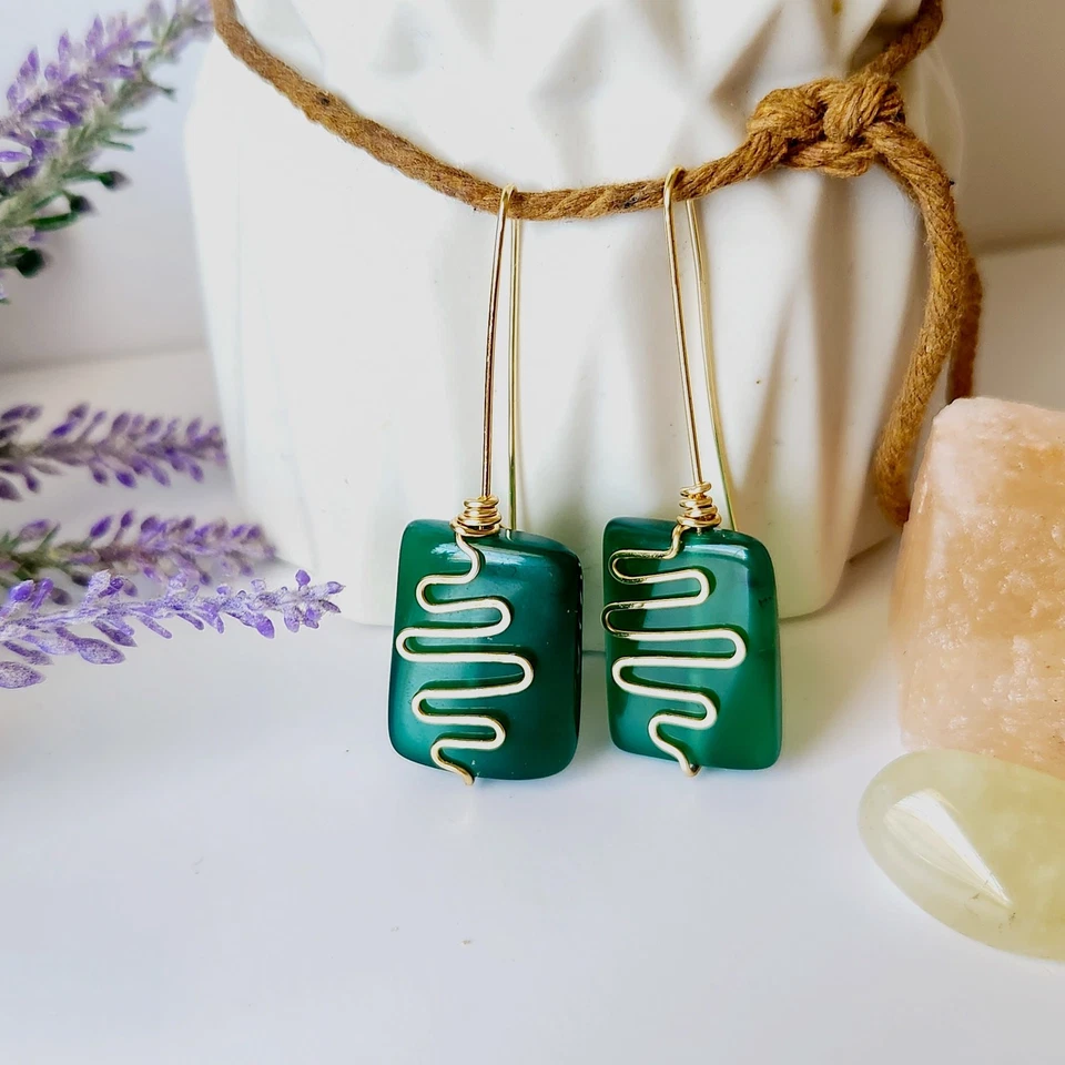 Pendientes y colgantes de piedra de ágata verde envueltos en alambre de oro, boho chic, minimalista Foto 3 de 4