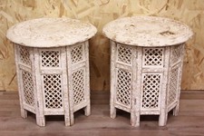 Bella coppia di comodini / tavolini tondi smontabili in legno dipinto di bianco