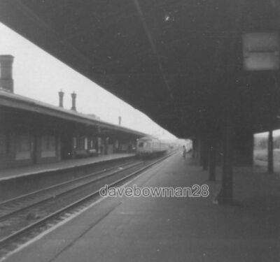 FOTO STOURBRIDGE KREUZUNG BAHNHOF DMU ZUG FÄHRT BAHNSTEIG NACH BIRMINGHAM