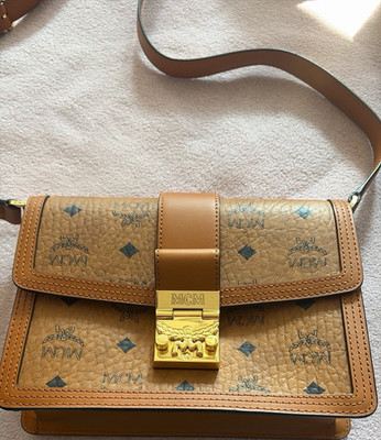 MCM Tracy Visetos Small Schultertasche Cognac Leder Monogram Gold Schulterriemen
