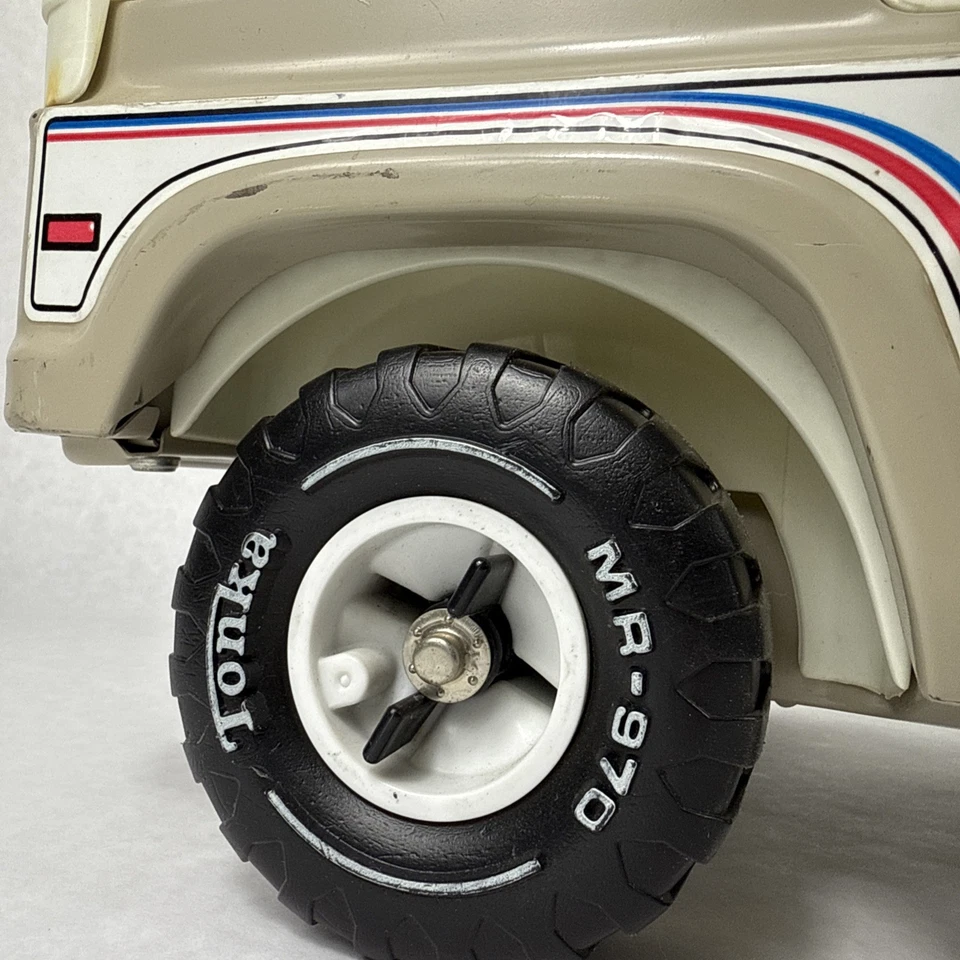 Veículo de serviço vintage Tonka Bronco Jeep Chevron MR-970 corpo de metal bege acastanhado - Imagem 4 de 4