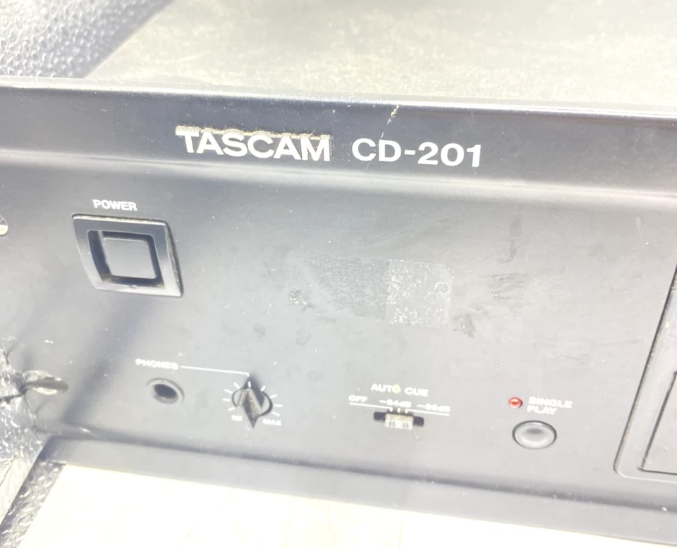 Tascam 专业 Rackmount CD 播放器 CD-201 可正常工作 — 第 3/4 张图片