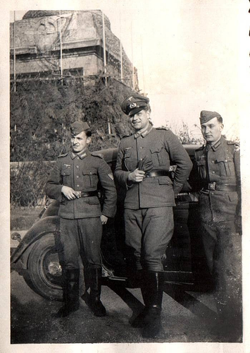 WK2 ORIGINAL SCHNAPPSCHUSS FOTO 3 DEUTSCHE SOLDATEN VOR AUTO 1941 - Bild 1 von 2