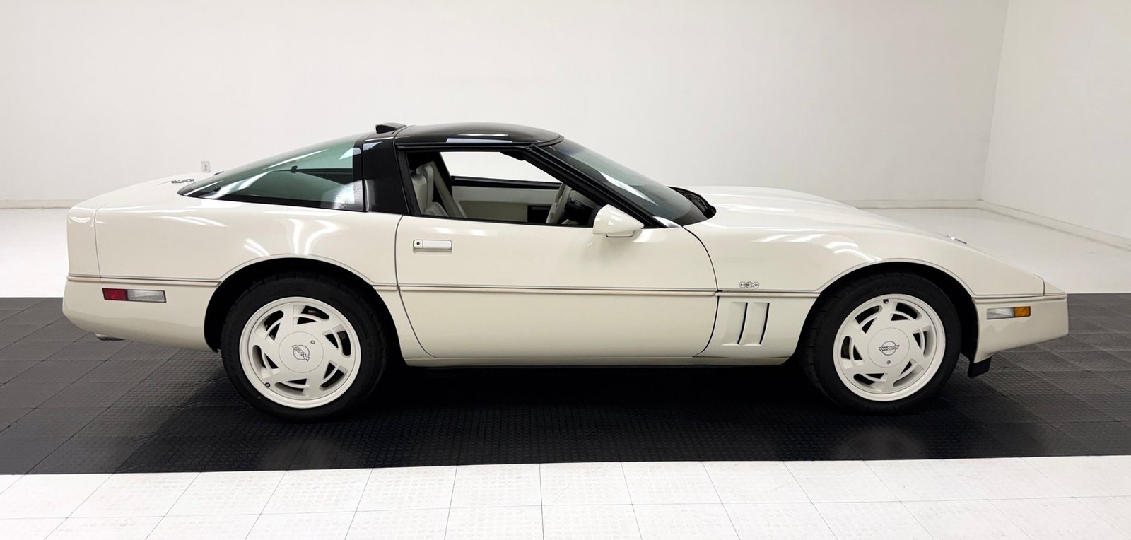 1988 Summit White Chevrolet Corvette   | C4 Corvette Photo 9