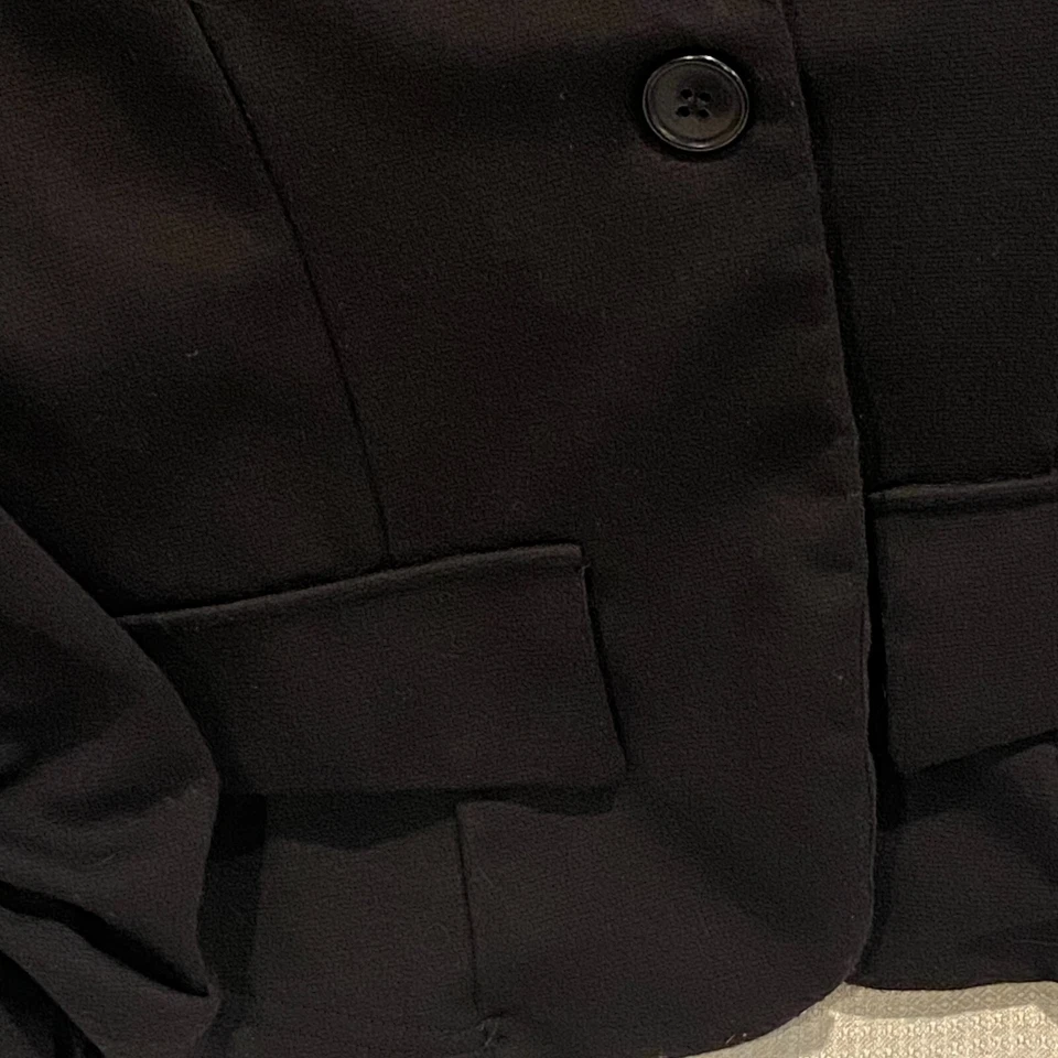 Chaqueta No Boundaries Juniors Talla Pequeña Corta Negra Manga 3/4 Fruncida Botón Delantero Foto 4 de 4