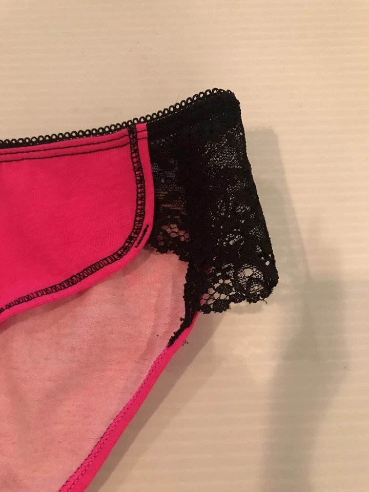 NUEVO CON ETIQUETAS COQUETEO BIKINI PANTY-BOY PROBLEMAS 99 But A Boy Ain't One XS rosa intenso Foto 4 de 4