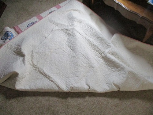 VINTAGE, BUTTERFLY, QUILT. 87" by 74". excellent condition. - Picture 4 of 4