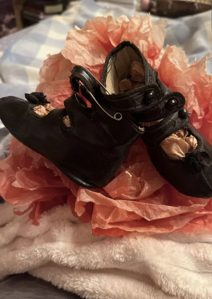 ANTIGUO DE LUJO Cuero NEGRO VICTORIANO Botas Bebé Abotonadas ZAPATOS Rosa Cabujones Foto 3 de 4