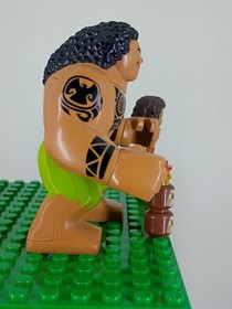 LEGO Disney: Moana and Big Fig Minifigures from Moana's Ocean Voyage (41150).