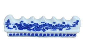 BLUE AND WHITE PORCELAIN BRUSH REST WITH DRAGON PATTERN Brush Placement *N