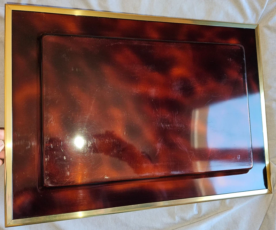 Plateau de service en plexiglas / lucite façon écaille & métal doré - Dior ? - Photo 4/4