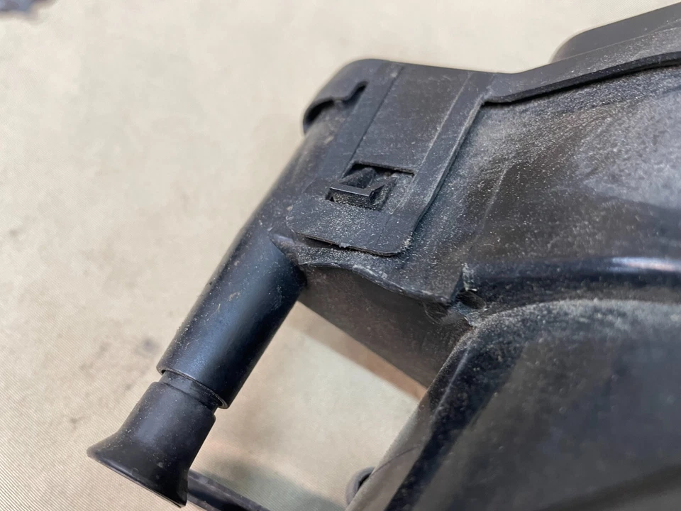 06 08 09 Faro antiniebla lado conductor Audi A3 8P Q7 4L 2469900LI Foto 4 de 4