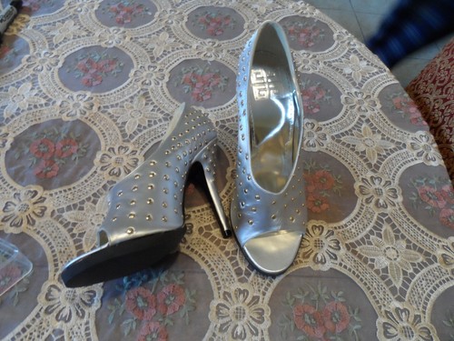 Givenchy Silver W/Gold Studs Metallic Leather Peep Toe Pumps Size 38M - Picture 6 of 12