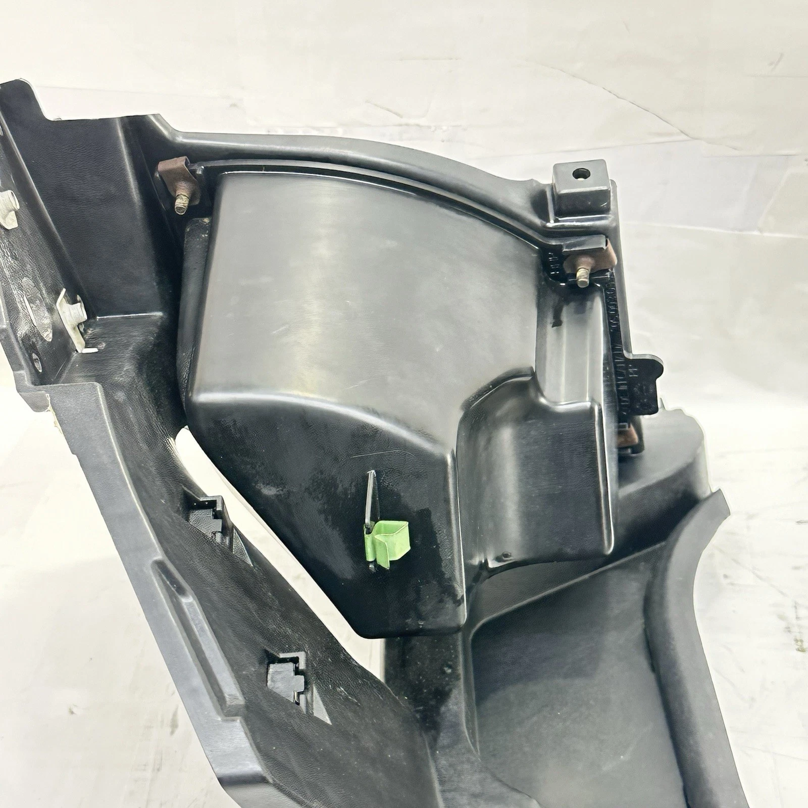 2012 CAN-AM SPYDER RT-S SE5 FRONT CONSOLE SUPPORT BRACKET HOUSING PLASTIC TRIM