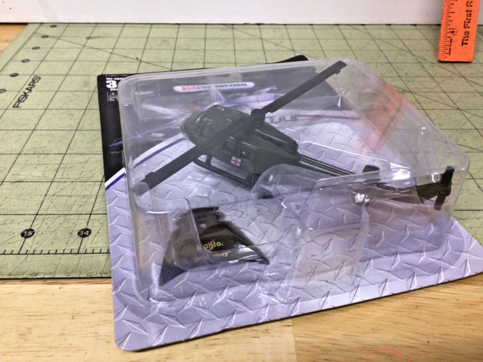 Helicóptero militar UH-1 Huey y soporte de Maisto Kidconnection Foto 2 de 4