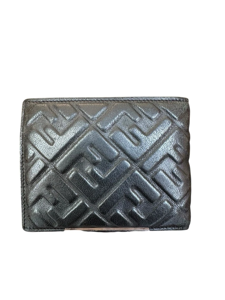 Cartera Fendi Cordero Patrón Zucca Cuero Repujado Negra Doble Pliegue Foto 2 de 4