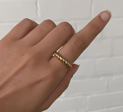 18 Karat vergoldeter Croissant Ring, wasserabweisend, gedrehter Ring, Ringe für Damen