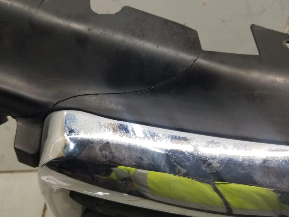 *REPAIRED TOP SECTION* 2004 AUDI A8 UPPER MAIN BUMPER GRILLE W/ AUDI LOGO #08705 Foto 2 de 4