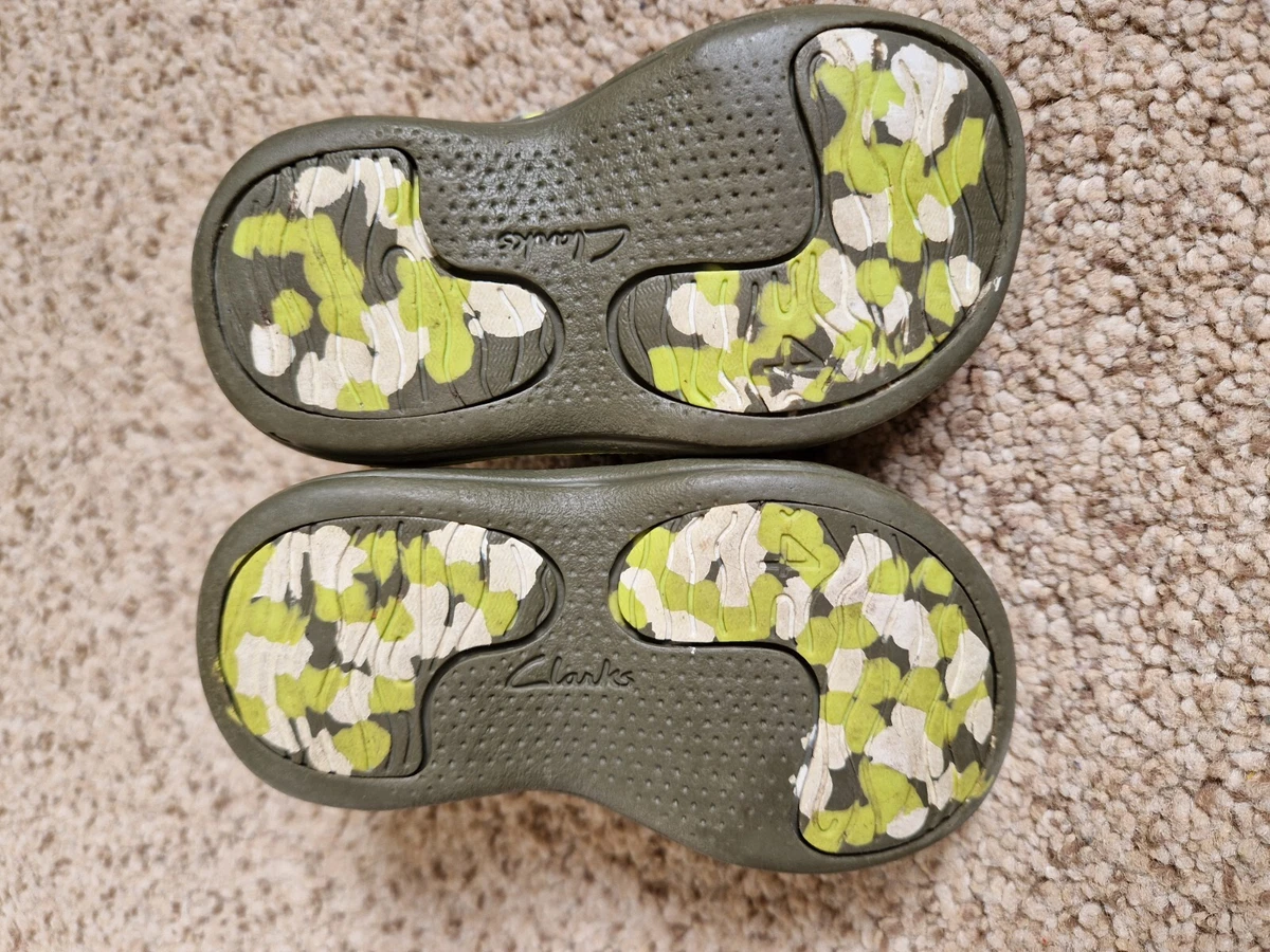Clarks flip best sale flops kids green