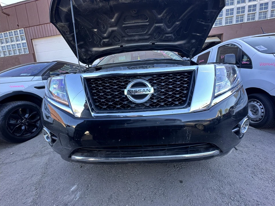Used Front Bumper Assembly Front fits: 2015 Nissan Pathfinder w/fog lamps Front Foto 2 de 4