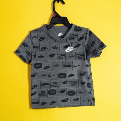 Nike Tee T-Shirt Boy s 4-5 Years Size Small All Over Logo Printed Crewneck Gray