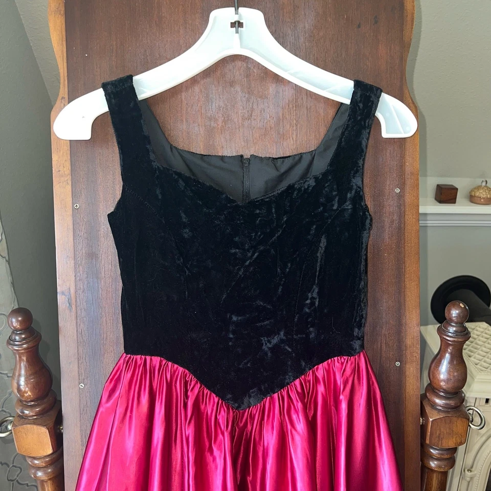 Vestido de fiesta vintage hecho a mano de terciopelo y satén cuello corazón niñas 10/12 Foto 2 de 4