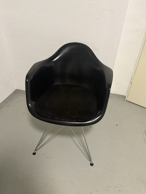 Vitra Eames Armchair, Original Schwarz