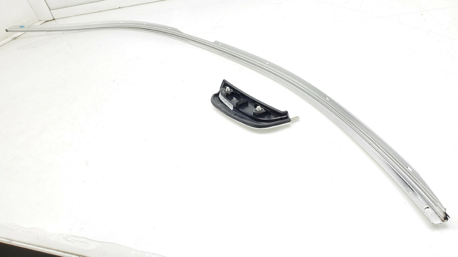 2014-2017 MASERATI GHIBLI RIGHT PASSENGER ROOF WINDOW MOLDING TRIM CHROME OEM.