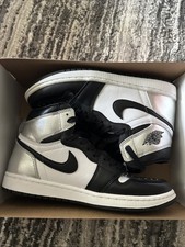 Nike Air Jordan 1 Retro Alto OG Puntera Plateada Para Mujer Talla 9.5W/8M CD0461-001