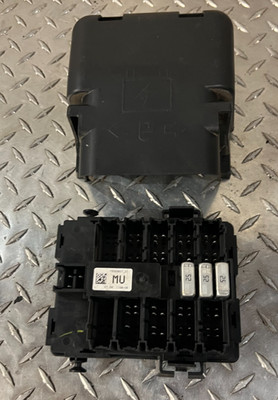 2007-08 Suburban Tahoe Yukon Interior Cabin Fuse Box Junction Block 15093837 B16