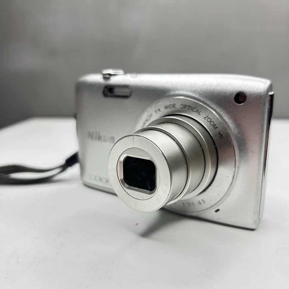 Nikon Coolpix S3300 argento - Fotocamera digitale compatta - CCD 6X VR 16 MP - Immagine 3 di 4