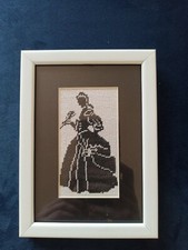 Schwarz-wei&szlig;es handgen&auml;htes Nadelspitzenbild einer Prinzessin