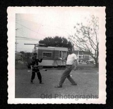 TOUGH LITTLE COWBOY HAT HOLSTER GUN BOOTS SHOOTOUT w/DAD OLD/VINTAGE PHOTO- E62