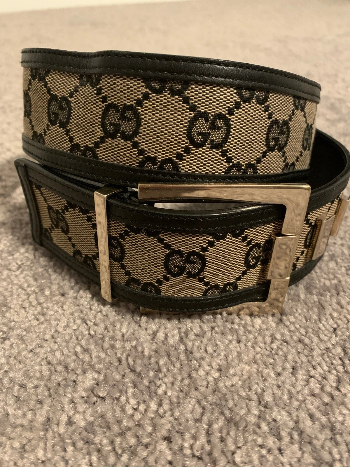 Ceinture Gucci noire pour femme avec bracelet épais et logo boucle argentée