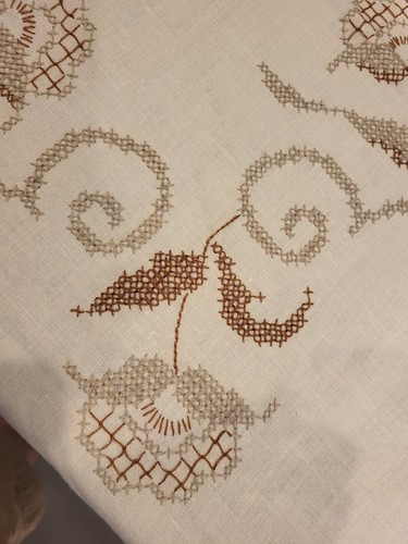Vintage Beige Tischdecke Kreuzstich mit Blumen Apx 38" Quadratisch gewellte Kanten - Bild 3 von 9