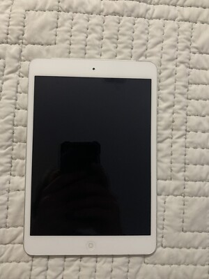 Apple iPad mini 2 32GB, Wi-Fi Only, 7.9in - Silver. Great